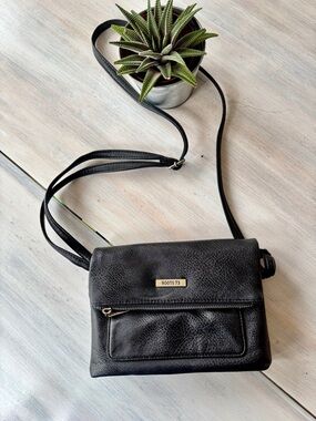 Roots 73 Black Leather Crossbody with Pebbled Finish & Multi‑Pockets